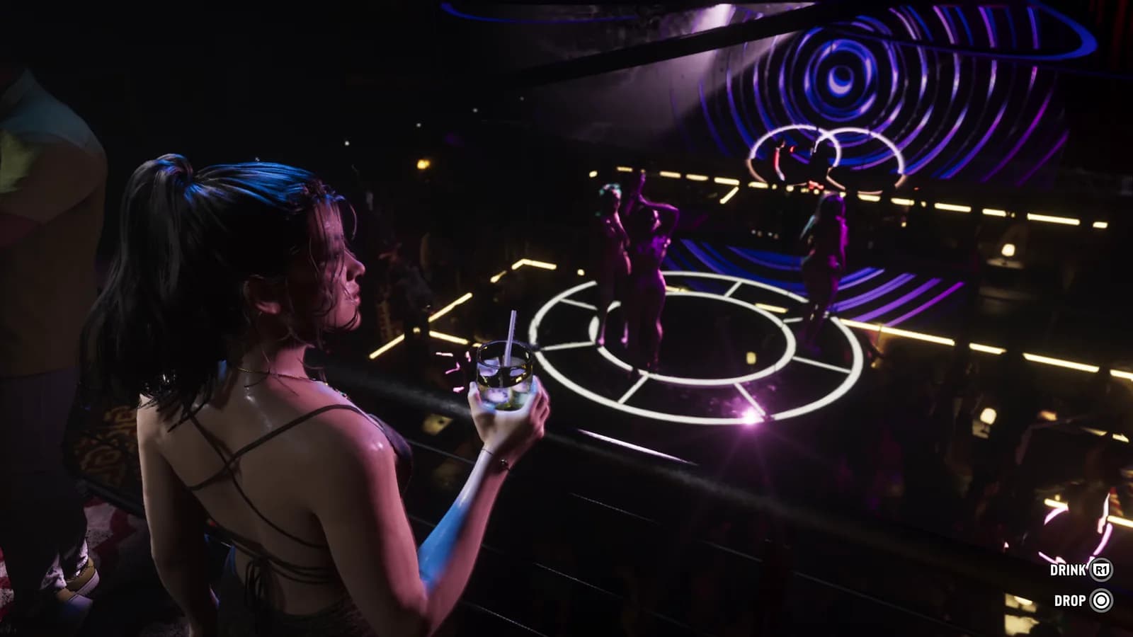 Controles contextuales dentro de una discoteca — GTA VI